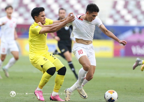 Bản quyền U23 Việt Nam ở VCK U23 châu Á 2024 thuộc về ai?- Ảnh 1. Đội tuyển U23 Việt Nam (áo trắng) trong trận thắng U23 Malaysia 2-0 - Ảnh: VFF