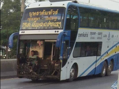 Ảnh vui 21-4: 'Ngồi xe này bao mát!'- Ảnh 1. Bác tài yêu thiên nhiên, muốn gần gũi môi trường.
