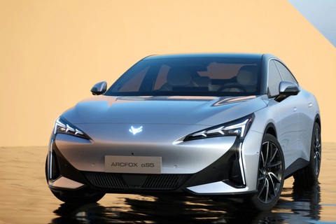 Triển lãm ô tô Bắc Kinh 2024: Phần lớn là xe điện, hybrid- Ảnh 1. Thuộc sở hữu của SAIC, Arcfox Alpha S5 được trang bị hai động cơ, tạo ra tổng công suất 523 mã lực và mô men xoắn 690 Nm. Xe có thể tăng tốc 0-100km/h trong 3,7 giây, đi được 674km giữa các lần sạc - Ảnh: BAIC