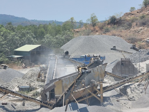 Giám sát, xử lý vụ mỏ đá nổ mìn, phủ bụi mù mịt trên cao tốc Nha Trang - Cam Lâm- Ảnh 3. Ngoài nổ mìn, các bãi nghiền đá ở gần hầm Dốc Sạn cũng gây bụi trắng xóa - Ảnh: TRẦN HƯỚNG