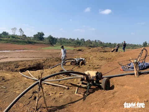 Hạn hán Tây Nguyên: Nông dân tổng lực tìm nguồn nước tưới cây- Ảnh 1. Hồ thủy lợi Ea Blang ở thị xã Buôn Hồ, Đắk Lắk trơ đáy - Ảnh: TÂM AN