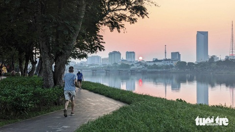 Đến Huế mùa này đừng quên mang giày chạy bộ- Ảnh 1. Đến Huế mùa này, hãy dậy sớm và mang giày chạy bộ ra sông Hương để ngắm bình minh - Ảnh: NHẬT LINH