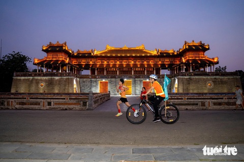 Đến Huế mùa này đừng quên mang giày chạy bộ- Ảnh 2. Đền đài, cung điện trong Kinh thành Huế là những điểm khó có thể bỏ qua trên cung đường chạy bộ ở Huế - Ảnh: LÊ ĐÌNH HOÀNG