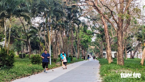 Đến Huế mùa này đừng quên mang giày chạy bộ- Ảnh 4. Tuyến đường chạy bộ, đạp xe đạp dọc sông Hương được TP Huế chỉnh trang với nhiều cây xanh, bóng mát - Ảnh: NHẬT LINH
