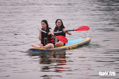 Đến Huế mùa này đừng quên mang giày chạy bộ- Ảnh 5. Hãy dừng lại bên sông Hương, xuống bến thuê một chiếc thuyền sup để bơi và tận hưởng làn nước sông Hương mát lạnh - Ảnh: BẢO PHÚ