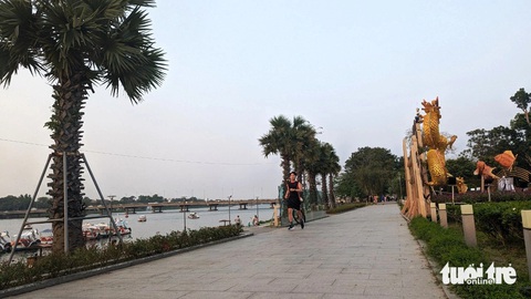 Đến Huế mùa này đừng quên mang giày chạy bộ- Ảnh 6. Tuyến đường ở bờ nam dọc sông Hương, trước UBND tỉnh Thừa Thiên Huế được chỉnh trang sạch đẹp để phục vụ người dân vãn cảnh, chạy bộ, đạp xe thể thao - Ảnh: NHẬT LINH