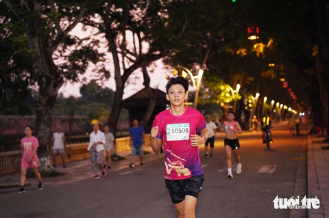 Đến Huế mùa này đừng quên mang giày chạy bộ- Ảnh 7. Tuyến đường quanh Đại Nội Huế vào sáng sớm rợp bóng cây xanh là cung đường lý tưởng để chạy bộ mỗi buổi sớm - Ảnh: LÊ ĐÌNH HOÀNG