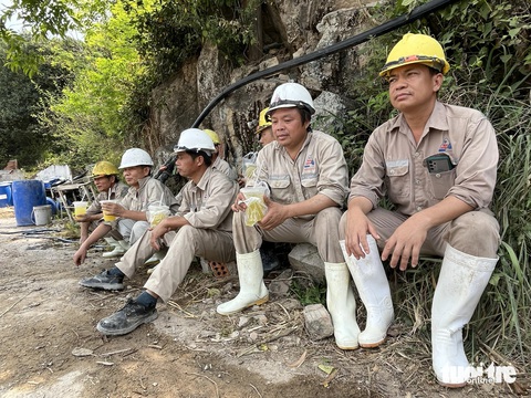 Các công nhân mệt mỏi khi phải làm việc hết công suất để khắc phỤC sự cố sạt lở hầm Bãi Gió - Ảnh: NGUYỄN HOÀNG Các công nhân khắc phục sự cố sạt hầm đường sắt Bãi Gió trong phút nghỉ ngơi - Ảnh: NGUYỄN HOÀNG