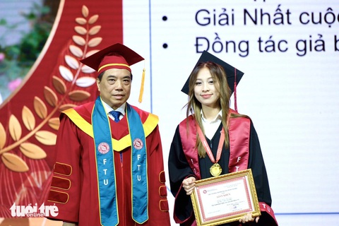 Thầy hiệu trưởng dặn tân cử nhân theo đuổi hoài bão 'đừng quên trách nhiệm với chính mình'- Ảnh 2. PGS.TS Bùi Anh Tuấn - hiệu trưởng Trường đại học Ngoại thương - trao giấy khen vinh danh sinh viên tốt nghiệp tiêu biểu - Ảnh: NGUYÊN BẢO