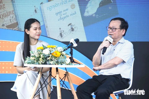 Nhà văn Nguyễn Nhật Ánh: Tặng sách giả cho người yêu sẽ hết yêu nhanh chóng- Ảnh 1. Nhà văn Nguyễn Nhật Ánh giao lưu cùng bạn đọc - Ảnh: HỒ LAM