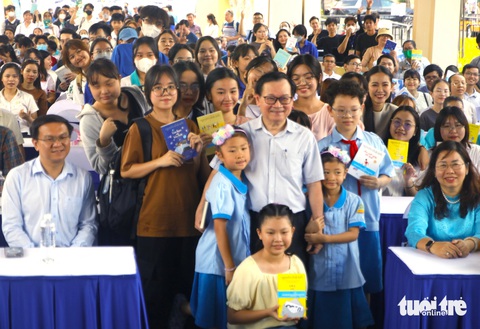 Nhà văn Nguyễn Nhật Ánh: Tặng sách giả cho người yêu sẽ hết yêu nhanh chóng- Ảnh 3. Nhà văn Nguyễn Nhật Ánh chụp hình cùng các bạn đọc - Ảnh: HỒ LAM