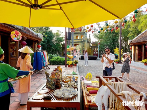 Phú Quốc có giải pháp gì hút du khách đến chơi lễ 30-4?- Ảnh 1. Khách du lịch trong và ngoài nước đến tham quan khu Tinh hoa Việt Nam ở Grand World Phú Quốc - Ảnh: CHÍ CÔNG
