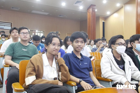 Gen Z chưa thực sự hiểu và tận dụng công nghệ, AI cho việc học- Ảnh 1. Khá đông sinh viên tham gia talk show