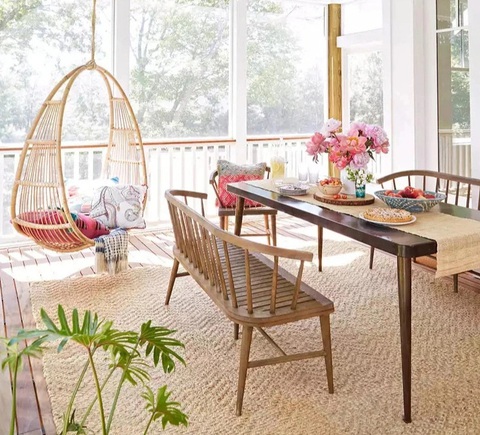 Ghế treo và những ý tưởng thiết kế thú vị cho không gian sống- Ảnh 5. Đung đưa nhẹ nhàng với chiếc ghế treo nơi hàng hiên - Ảnh: BHG