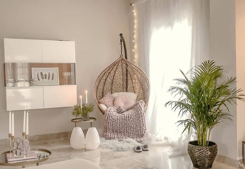 Ghế treo và những ý tưởng thiết kế thú vị cho không gian sống- Ảnh 1. Một lựa chọn mới mẻ cho phòng khách - Ảnh: BHG