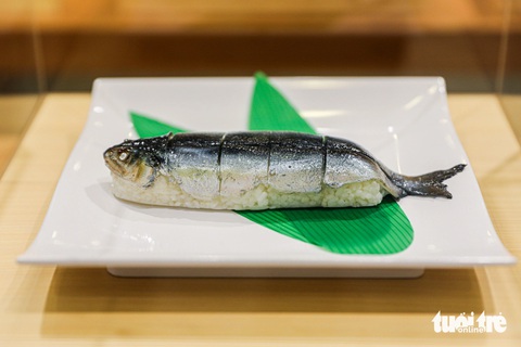 Sushi Nhật Bản có phải bắt nguồn từ Việt Nam không?- Ảnh 6. Sushi sugata-zushi sử dụng cá hương (cá thơm) được chế biến bằng cách thêm giấm vào cơm trắng để đạt được độ chua của sushi, giúp quy trình sản xuất diễn ra nhanh chóng, không lên men - Ảnh: DANH KHANG