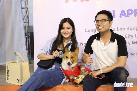 Corgi mũm mĩm thi marathon, nhiều chú quên cả chạy- Ảnh 6. Chị Như và chú chó corgi tên Xúc Xích - Ảnh: BÌNH MINH