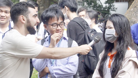 Ngoại ngữ tốt để tự tin hội nhập- Ảnh 1. Các bạn sinh viên TP.HCM hào hứng tham gia thử thách tiếng Anh cùng người nước ngoài tại ngày hội - Ảnh: C.T.