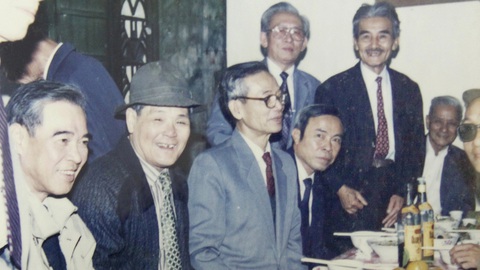 Giải mã huyền thoại Tạ Đình Đề - Kỳ 9: Tù tội lần thứ nhất- Ảnh 4. Cuối đời, ông Tạ Đình Đề (người đứng bìa phải) phải hai lần đi tù nhưng đồng đội, bạn bè và rất nhiều người dân vẫn quý mến ông - Ảnh gia đình cung cấp