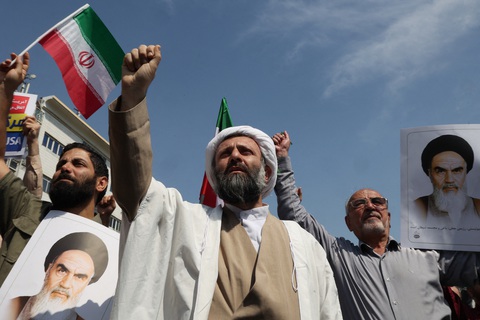 Iran - Israel ngưng leo thang, nhưng căng thẳng có thật hạ nhiệt?- Ảnh 1. Làn sóng biểu tình phản đối Israel vẫn sôi sục ở Tehran ngày 19-4 - Ảnh: AFP