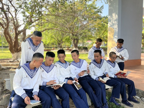 Các chiến sĩ vệ binh hào hứng lựa chọn được những cuốn sách hay - Ảnh: LÊ HỮU MÙI Các chiến sĩ vệ binh hào hứng lựa chọn được những cuốn sách hay - Ảnh: LÊ HỮU MÙI