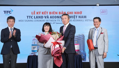 Trong giai đoạn bà Huỳnh Bích Ngọc đảm nhiệm vị trí Chủ tịch HĐQT, TTC Land đã ký kết biên bản ghi nhớ với AeonMall Việt Nam hợp tác thuê tổng khối thương mại tại dự án TTC Plaza Đà Nẵng, qua đó cung cấp thêm các sản phẩm, dịch vụ cho cộng đồng địa phương. Ảnh: Đ.H Trong giai đoạn bà Huỳnh Bích Ngọc đảm nhiệm vị trí Chủ tịch HĐQT, TTC Land đã ký kết biên bản ghi nhớ với AeonMall Việt Nam hợp tác thuê tổng khối thương mại tại dự án TTC Plaza Đà Nẵng, qua đó cung cấp thêm các sản phẩm, dịch vụ cho cộng đồng địa phương. Ảnh: Đ.H
