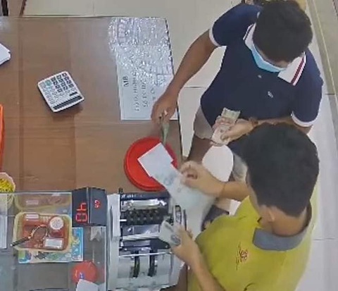 Hành trình 18 giờ phá án vụ cướp tiệm vàng ở Phan Thiết- Ảnh 3. Trường đang bán số vàng cướp được - Ảnh trích xuất từ camera an ninh