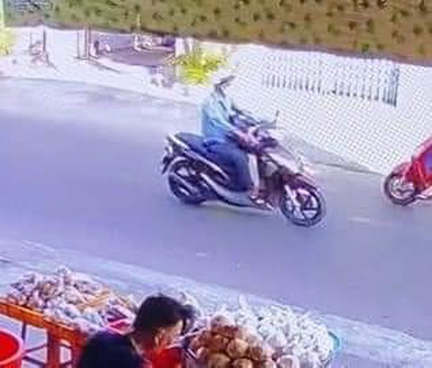 Hành trình 18 giờ phá án vụ cướp tiệm vàng ở Phan Thiết- Ảnh 4. Trường lái xe tẩu thoát sau khi gây án - Ảnh cắt từ camera an ninh