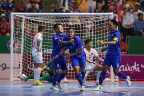 Tuyển futsal Việt Nam giành vé vào tứ kết dù thất bại trước Thái Lan- Ảnh 1. Thái Lan ăn mừng sau khi đưa được bóng vào lưới thủ môn Hồ Văn Ý - Ảnh: AFC
