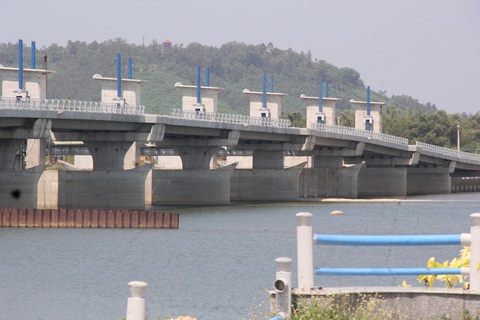 Dự án ngàn tỉ đập dâng hạ lưu sông Trà Khúc chưa hẹn ngày về đích- Ảnh 3. Dự án đập dâng hạ lưu sông Trà Khúc khởi đầu chỉ là đập cao su, có vốn đầu tư 60 tỉ đồng vào năm 2004 - Ảnh: TRẦN MAI