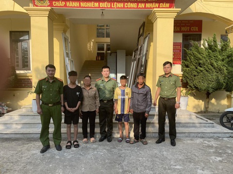 Đạp xe đi lạc gần 500km trong 21 ngày, hai cậu bé được công an đưa về gia đình- Ảnh 1. Công an bàn giao hai thiếu niên đạp xe đi lạc về gia đình - Ảnh: Công an cung cấp