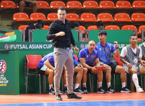 Tuyển futsal Việt Nam gặp Uzbekistan tại tứ kết- Ảnh 2. HLV Diego Giustozzi chỉ đạo tuyển futsal Việt Nam tại Giải futsal châu Á 2024 - Ảnh: VFF