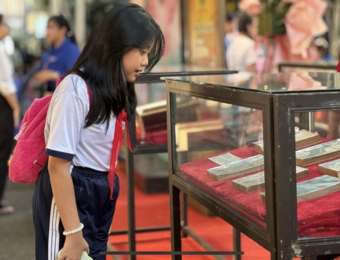 Hội sách xuyên Việt mở cửa từ 13 đến 17-3-2024 tại Đường sách TP.HCM - ẢNH: NGUYỄN TÚ Học sinh tham quan Hội sách xuyên Việt mở cửa từ 13 đến 17-3-2024 tại Đường sách TP.HCM - ẢNH: NGUYỄN TÚ