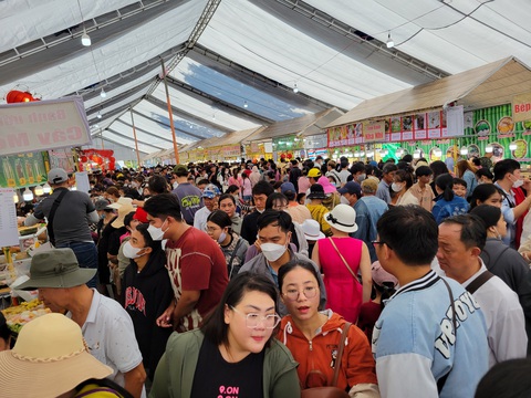 870.000 lượt khách đến Lễ hội bánh dân gian Nam Bộ- Ảnh 1. Một lượng rất lớn du khách đổ về Lễ hội bánh dân gian Nam Bộ ở TP Cần Thơ trong năm ngày qua - Ảnh: CHÍ QUỐC