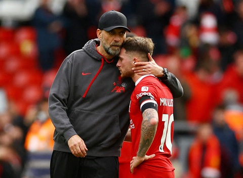 Đích đến của ông Klopp- Ảnh 1. Các cầu thủ Liverpool cũng như HLV Klopp đã cạn kiệt năng lượng khi mùa giải đi đến chặng nước rút - Ảnh: Reuters