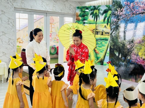 Trường mầm non công lập ở TP.HCM tính tăng học phí lên gần 8 triệu đồng/tháng- Ảnh 2. Học sinh Trường mầm non Vàng Anh, quận 5, TP.HCM trong một hoạt động trải nghiệm. Trường này dự kiến sẽ tăng học phí từ năm học 2024-2025 - Ảnh: nhà trường cung cấp