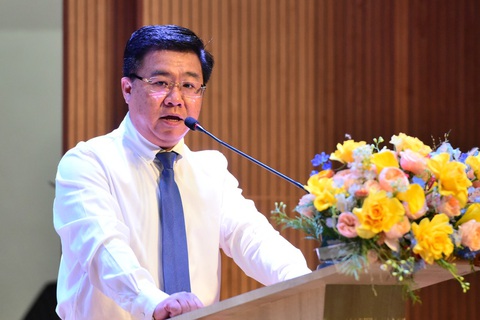 Đừng để con trượt đại học vì phụ huynh không hiểu 'luật chơi'- Ảnh 3. GS.TS Nguyễn Khắc Quốc Bảo - phó giám đốc Đại học Kinh tế TP.HCM, phát biểu tại chương trình tư vấn dành cho phụ huynh