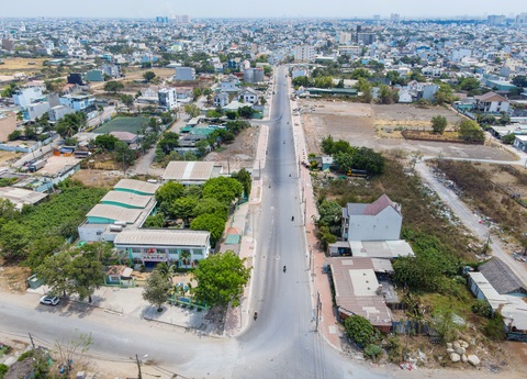Cùng một liên danh thầu đường Nguyễn Ảnh Thủ: Đoạn rộng thênh thang, đoạn ngổn ngang đất cát- Ảnh 3. Phần việc do Công ty cổ phần xây dựng Nghĩa Phước triển khai đã cơ bản hoàn thiện - Ảnh: LÊ PHAN