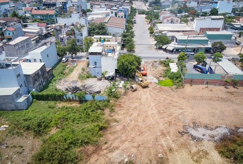 Cùng một liên danh thầu đường Nguyễn Ảnh Thủ: Đoạn rộng thênh thang, đoạn ngổn ngang đất cát- Ảnh 6. Cả tuyến đường nơi đã cơ bản hoàn thành, nơi chưa xong khiến xe cộ phải chạy lòng vòng - Ảnh: LÊ PHAN