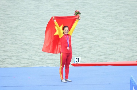 Đua thuyền giành 2 suất dự Olympic Paris 2024 cho thể thao Việt Nam- Ảnh 2. Phạm Thị Huệ mang về suất thứ 10 dự Olympic Paris cho Việt Nam - Ảnh: FBNV