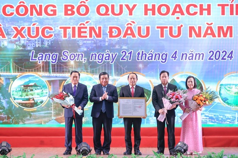 Bộ trưởng Bộ Kế hoạch và Đầu tư Nguyễn Chí Dũng thay mặt Thủ tướng trao Quyết định phê duyệt Quy hoạch tỉnh Lạng Sơn - Ảnh: VGP/Nhật Bắc Bộ trưởng Bộ Kế hoạch và Đầu tư Nguyễn Chí Dũng thay mặt Thủ tướng trao quyết định phê duyệt quy hoạch tỉnh Lạng Sơn - Ảnh: VGP/Nhật Bắc