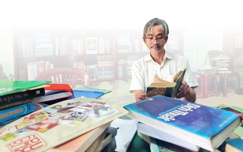 Tình yêu sách của bác sĩ Nguyễn Duy Long- Ảnh 1. Bác sĩ Nguyễn Duy Long say mê đọc sách mỗi ngày đã 50 năm - Ảnh: TRẦN MAI
