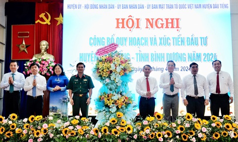 Công bố quy hoạch xây dựng vùng huyện Dầu Tiếng đến năm 2040- Ảnh 1. Lãnh đạo HĐND tỉnh và các sở, ngành tỉnh trao tặng hoa chúc mừng hội nghị