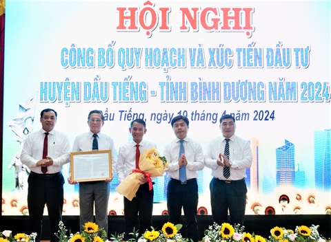 Công bố quy hoạch xây dựng vùng huyện Dầu Tiếng đến năm 2040- Ảnh 2. Ông Võ Hoàng Ngân, Giám đốc Sở Xây dựng trao quyết định quy hoạch huyện Dầu Tiếng