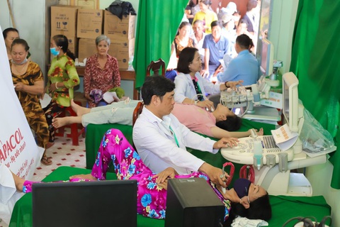 DHG Pharma khởi động hành trình chăm sóc sức khỏe cộng đồng 2024- Ảnh 2. Qua siêu âm, điện tim phát hiện các bệnh lý cho bà con