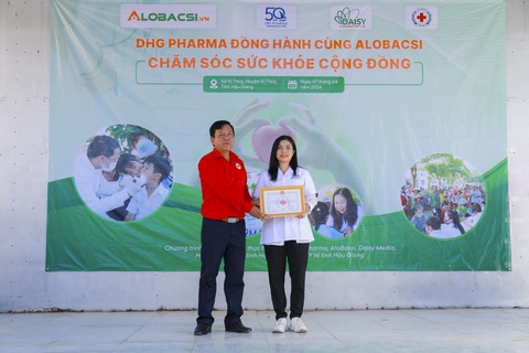 DHG Pharma khởi động hành trình chăm sóc sức khỏe cộng đồng 2024- Ảnh 4. Đại diện DHG Pharma nhận bằng khen