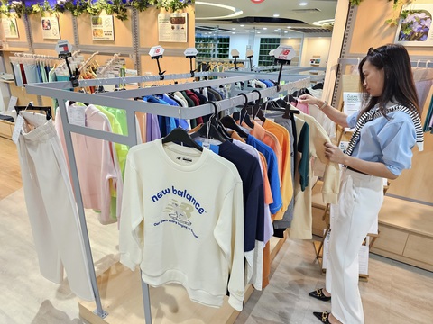 Phát triển bền vững với chương trình Việt Nam Xanh- Ảnh 3. Quần áo tại một doanh nghiệp dệt may lớn ở TP.HCM dùng nguyên liệu từ nhựa tái chế, mía, ngô, vải tái chế... để xuất khẩu sang Nhật Bản, EU với thời gian phân hủy nhanh - Ảnh: NGỌC HIỂN