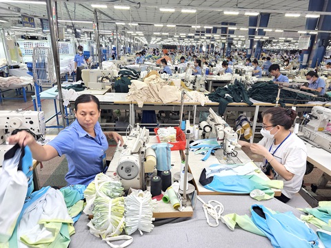 Phát triển bền vững với chương trình Việt Nam Xanh- Ảnh 1. Nhiều doanh nghiệp sản xuất tại TP.HCM đã chuyển đổi năng lượng, giảm phát thải và dùng các nguyên liệu tái chế. Trong ảnh: công nhân sản xuất tại Công ty CP dệt may - đầu tư - thương mại Thành Công ở TP.HCM - Ảnh: NGỌC HIỂN
