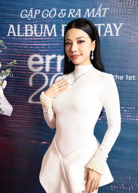 Phượng Vũ 'chữa lành' những trái tim tan vỡ bằng âm nhạc- Ảnh 1. Phượng Vũ trong buổi họp báo giới thiệu và ra mắt album đầu tay mang tên ERROR204.