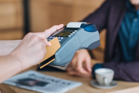 Ảnh: Outlook Money Phần lớn ngân hàng đều khuyến cáo người dùng hạn chế rút tiền mặt từ thẻ tín dụng vì mức phí rút tiền rất cao - Ảnh minh họa: Outlook Money